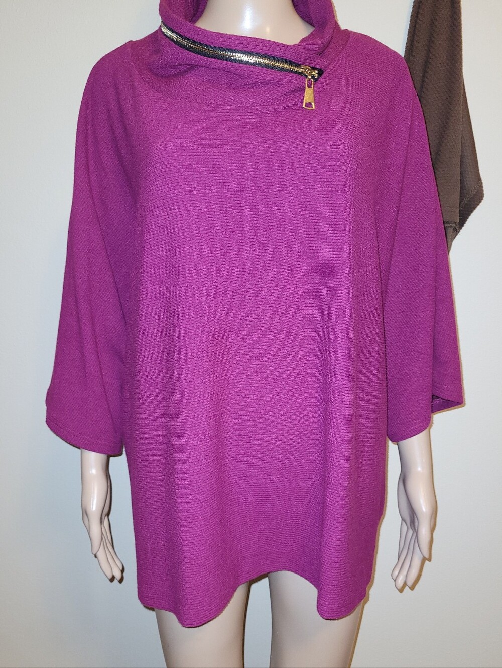 Creation Fushia Ribbed With Gold Zipper Accents Cape Style Sweater. Size XXL